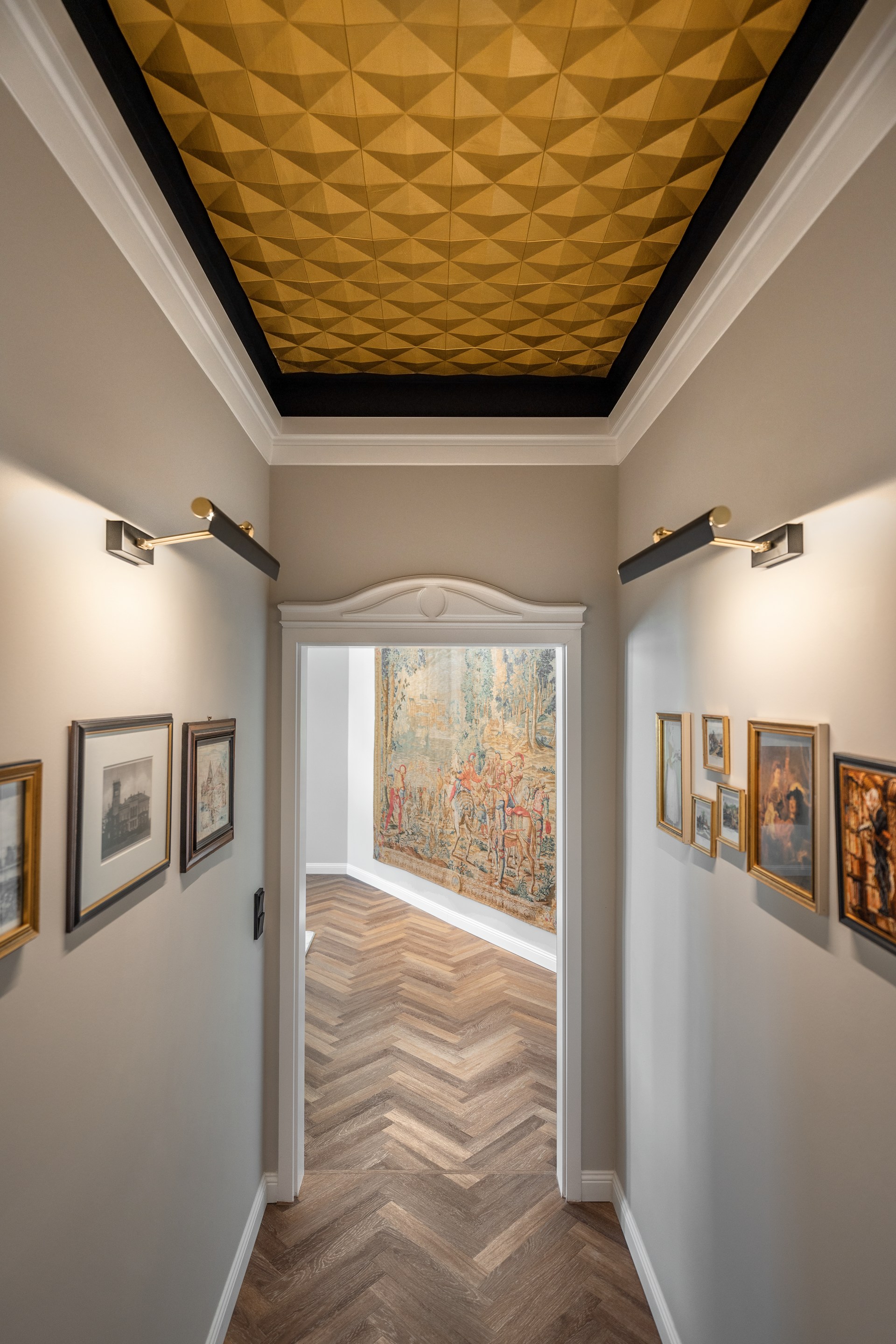Geometrische Wandpaneele an der Decke schaffen ein skulpturales Deckenelement mit architektonischer Tiefe.