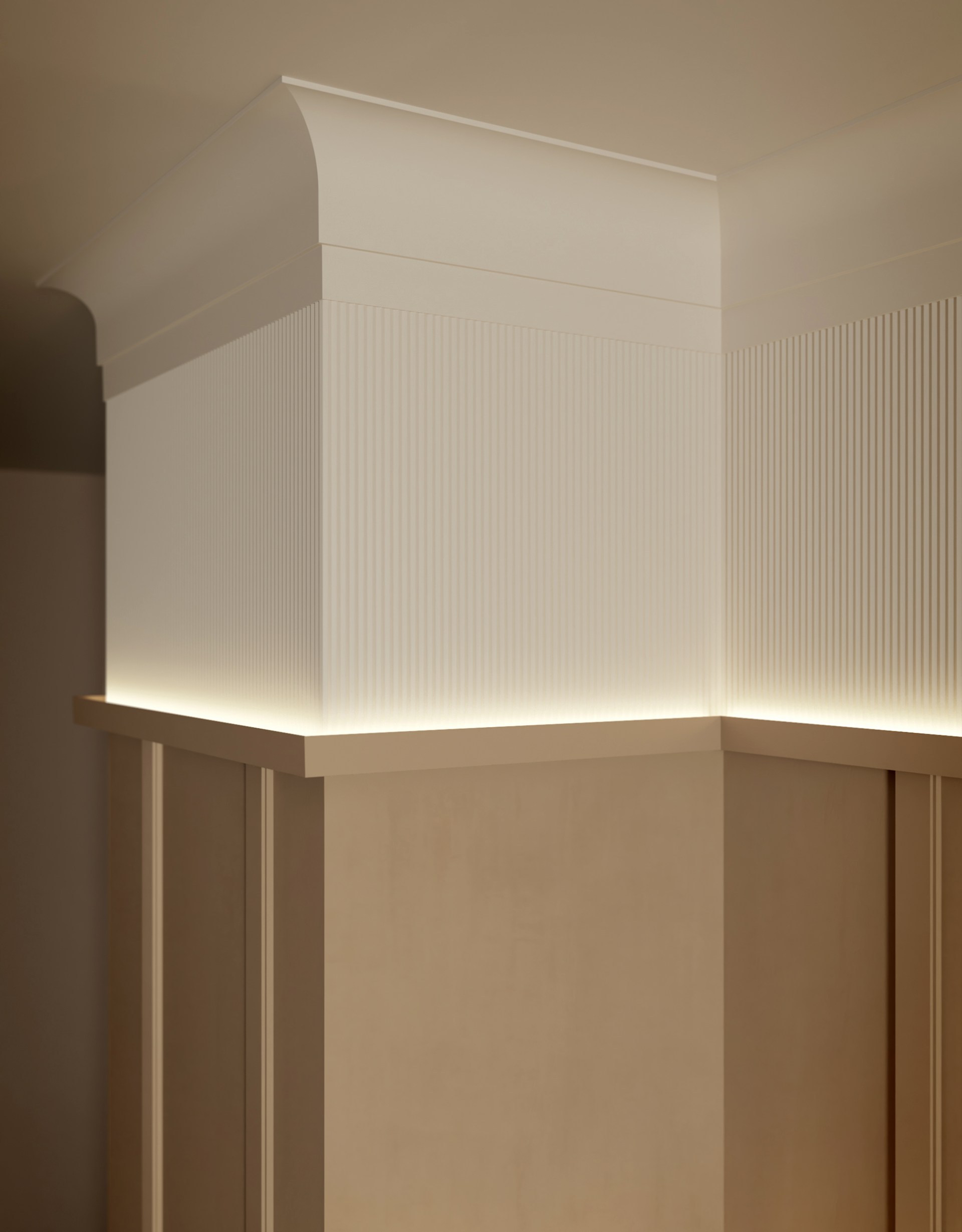 Architektonische Deckenleiste kombiniert mit vertikalen Wandelementen, wodurch ein eleganter Übergang zur Decke entsteht.