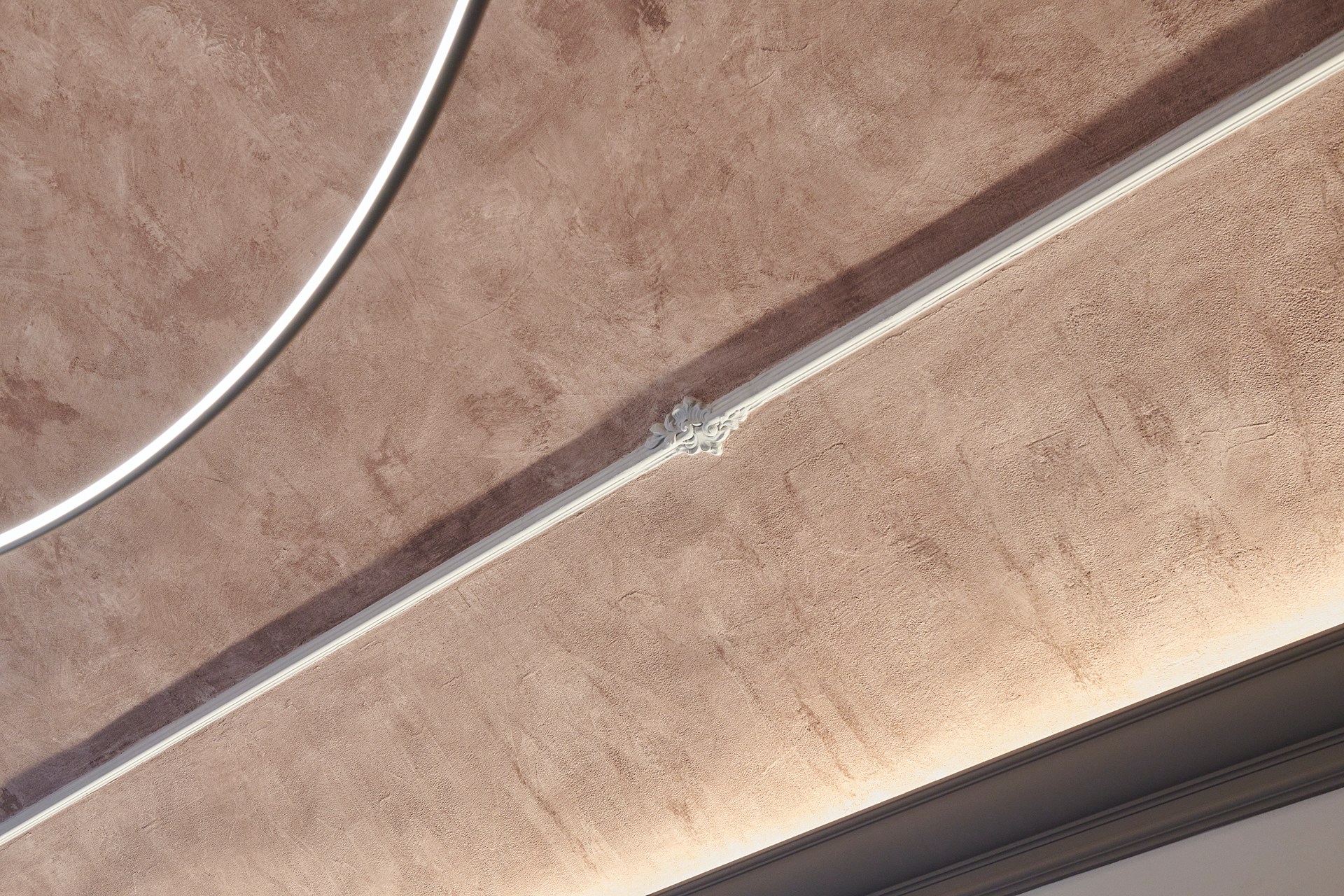 Dekorative Wandleiste, die die Proportionen der Wand betont und der Decke Struktur verleiht.